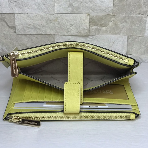 Michael Kors Jet Set Travel Wallet - Picture 8 of 9